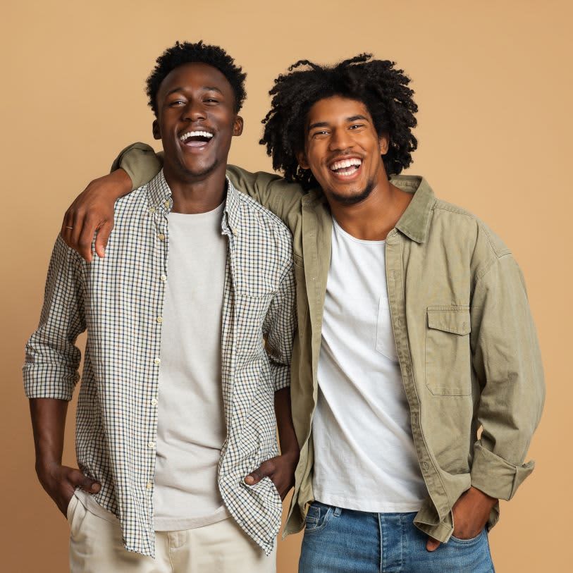 Dois homens sorridentes