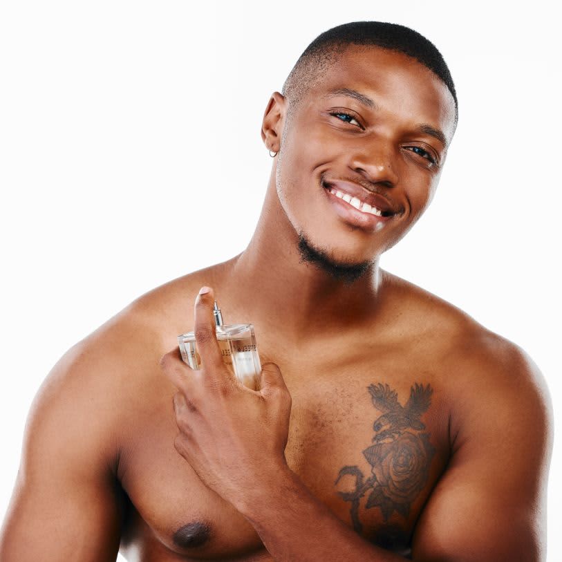 Homem usando fragrância na pele