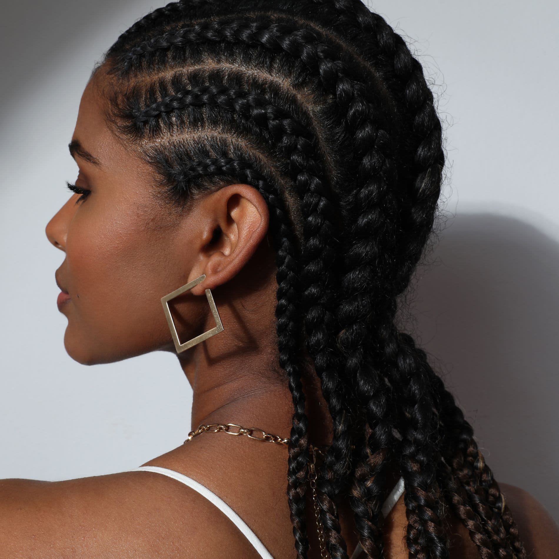 Mulher de costa usando penteado com tranças nagô