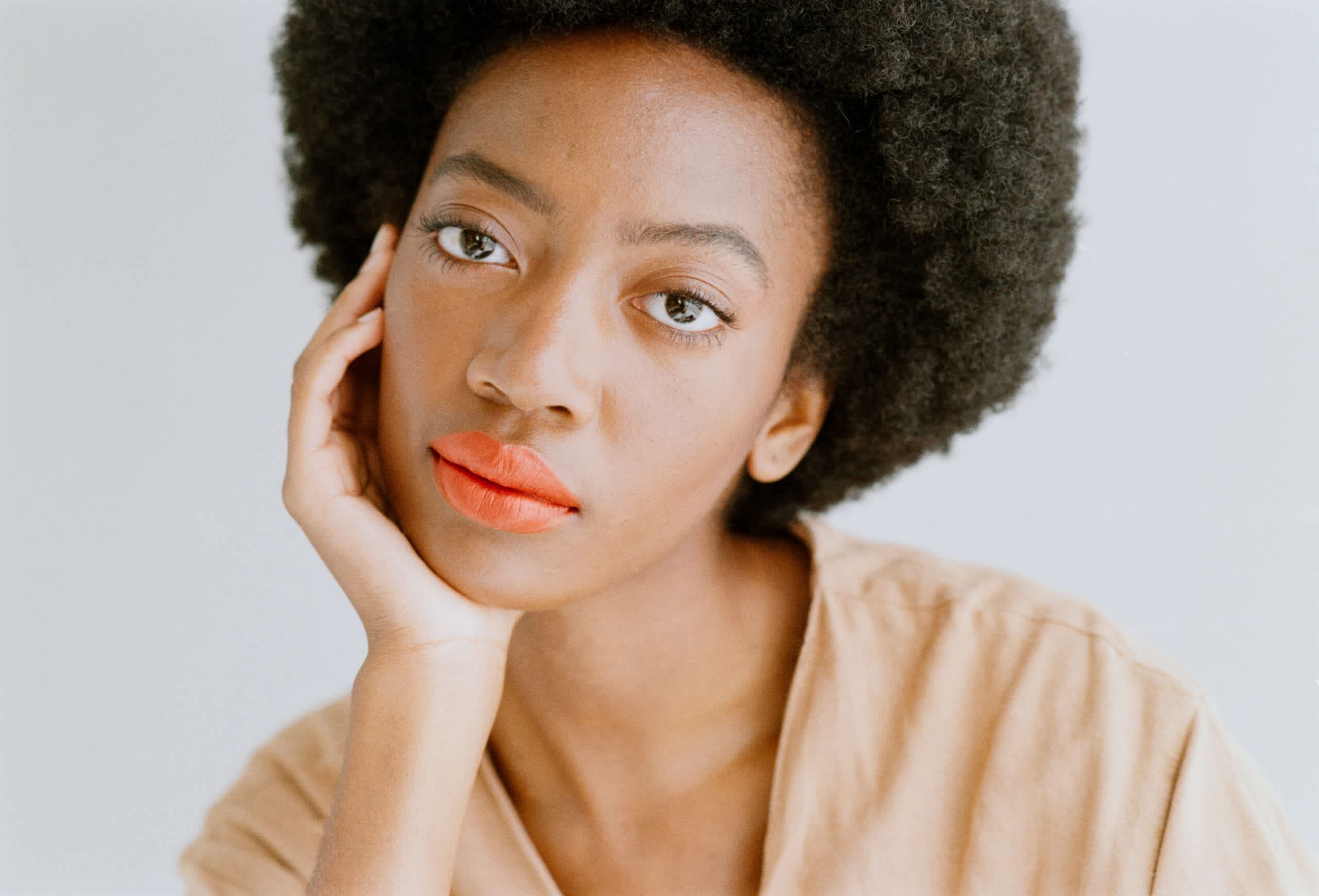 Mulher usando batom laranja