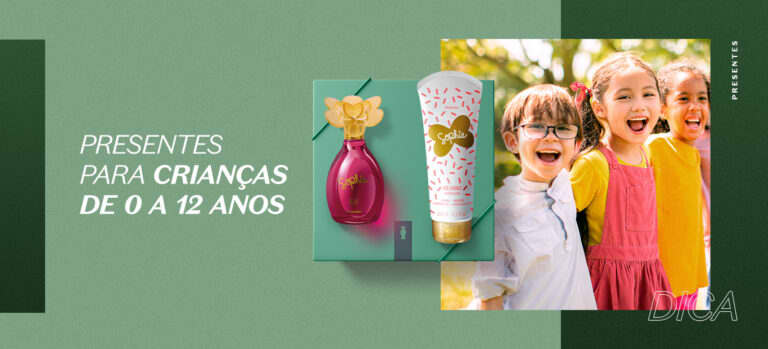 A imagem mostra três crianças felizes e sorridentes, junto com produtos infantis de presente.