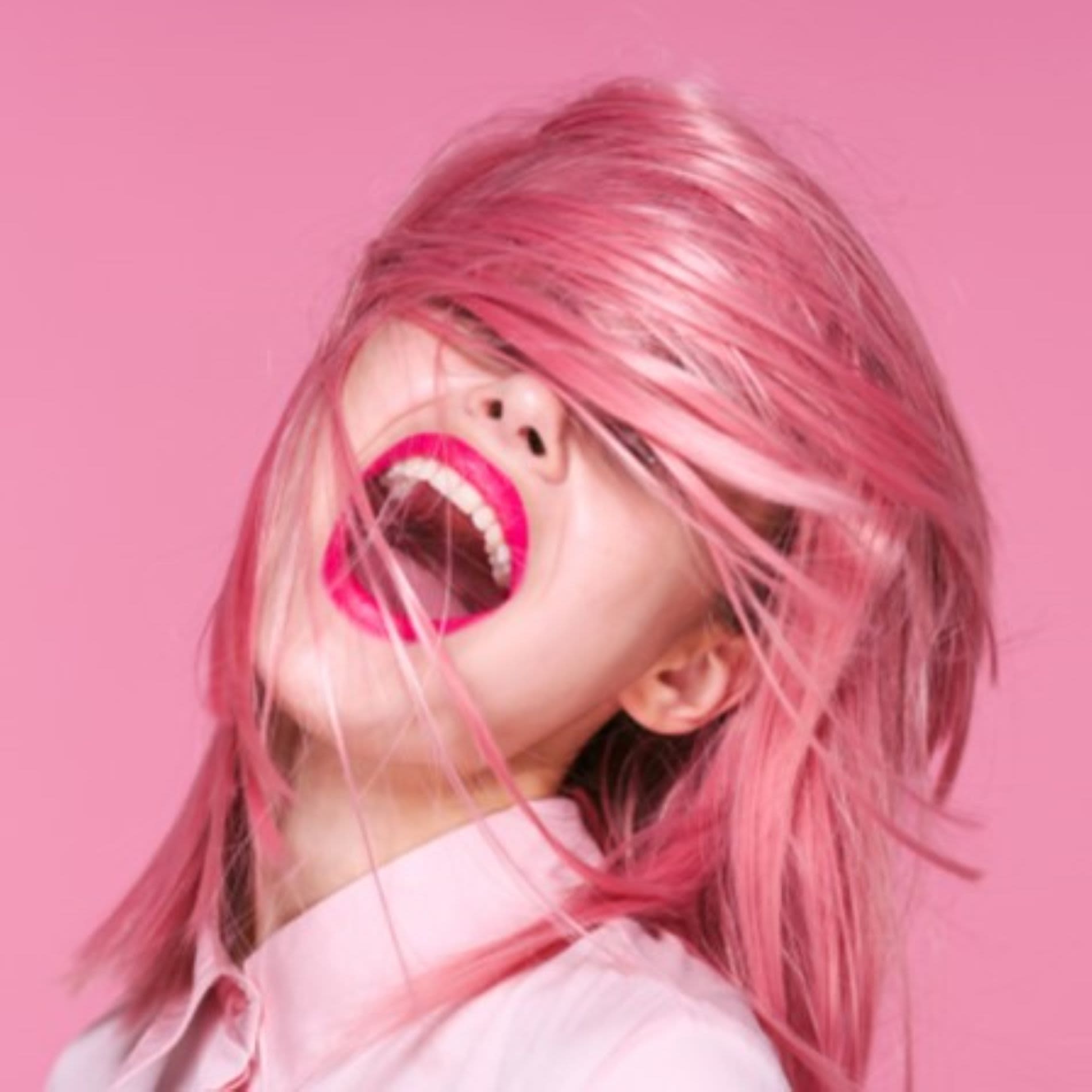 Mulher de cabelo colorido com batom rosa pink