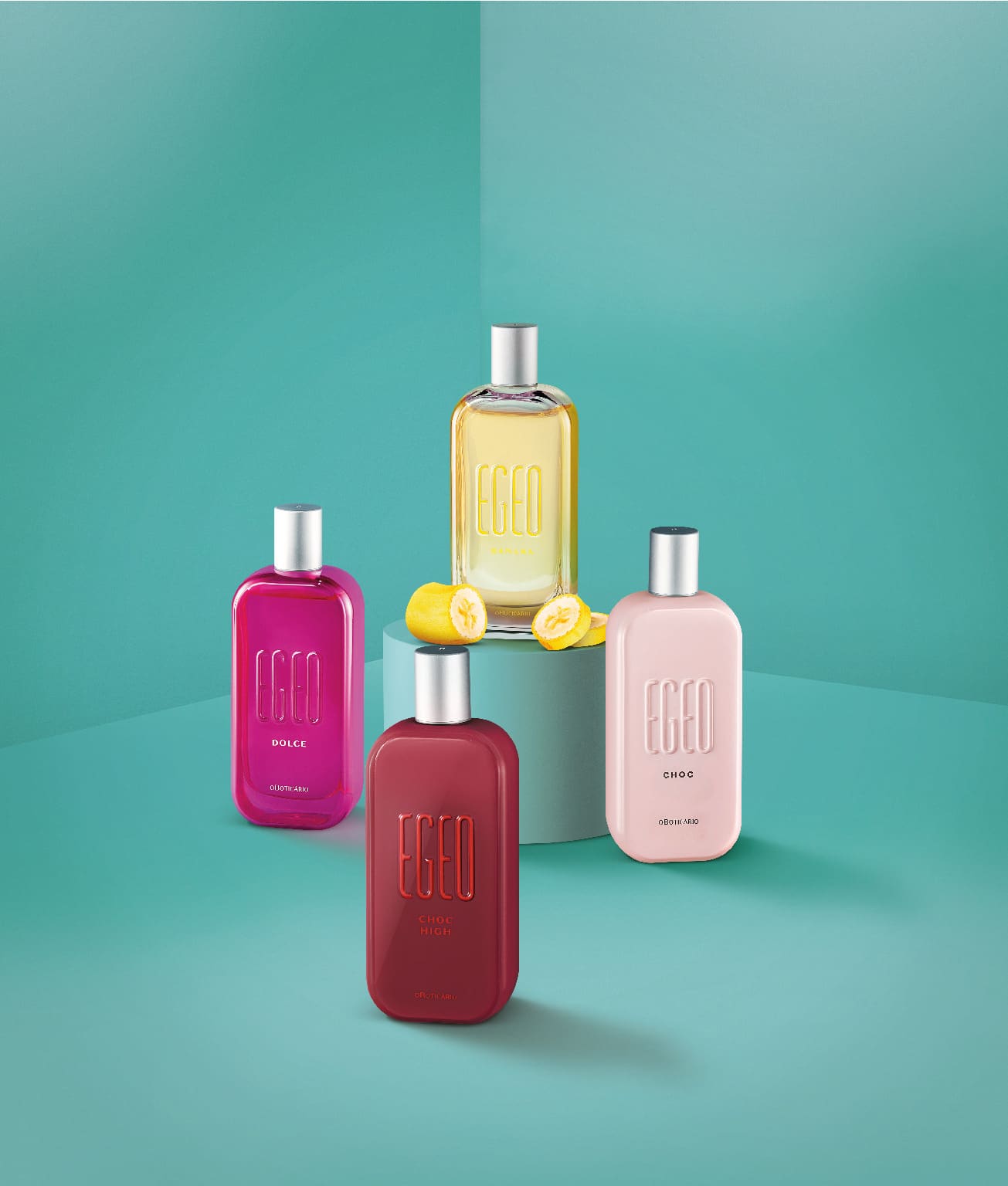 Frascos de fragrâncias Egeo posicionados em um fundo azul