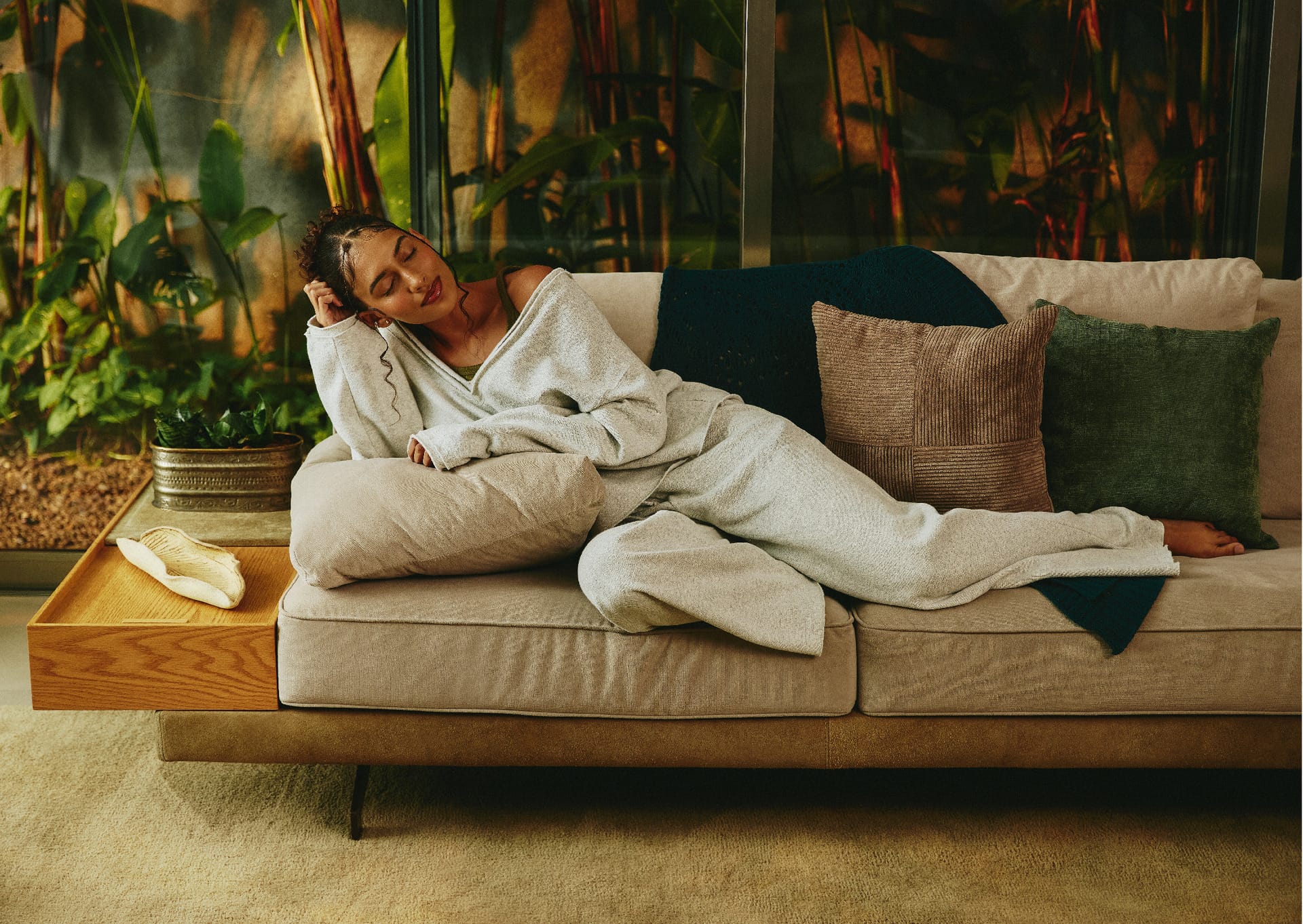 Mulher deitada em sofá aproveitando um momento para relaxar