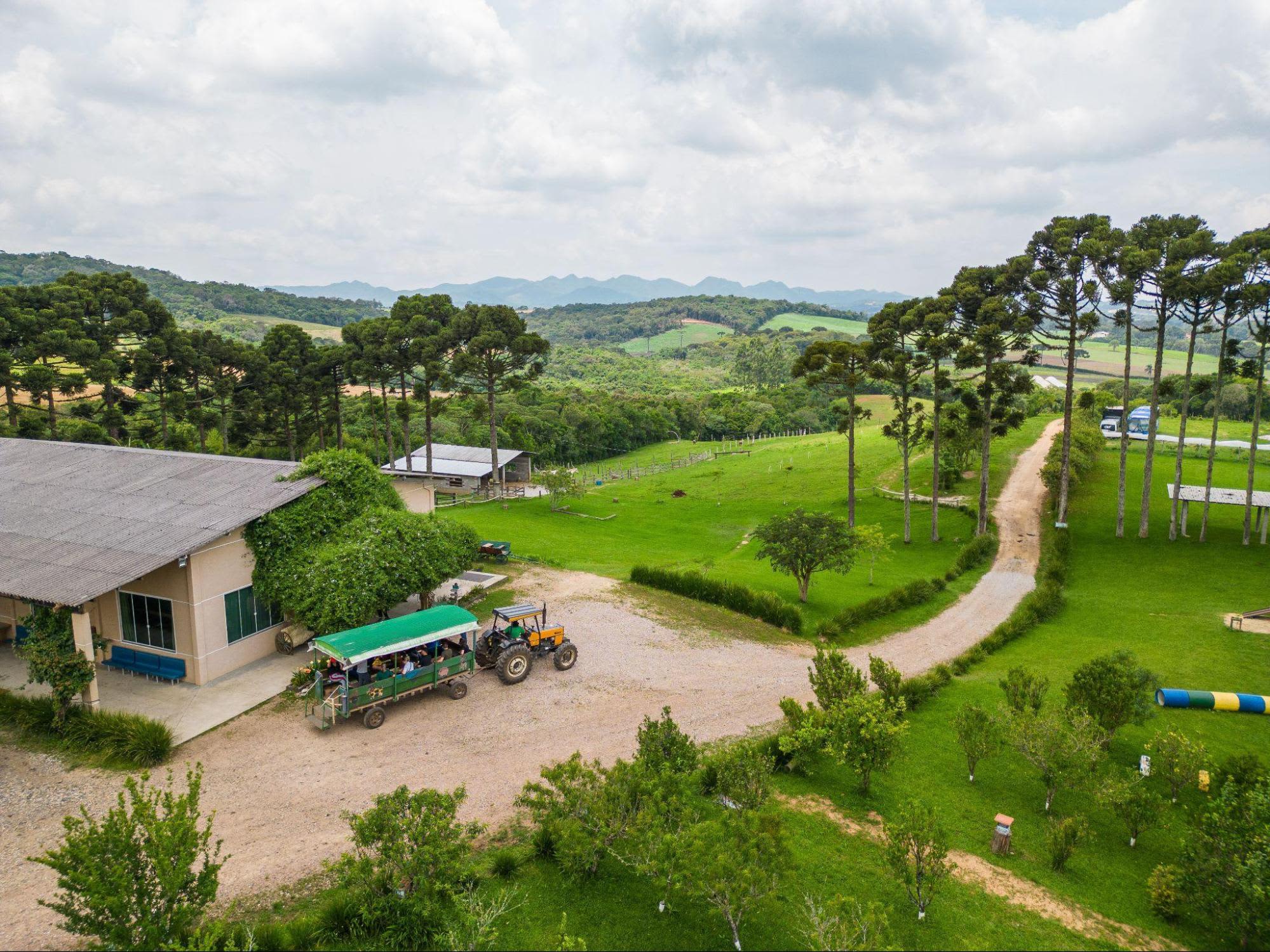 Paisagem de um rancho com árvores e áreas verdes