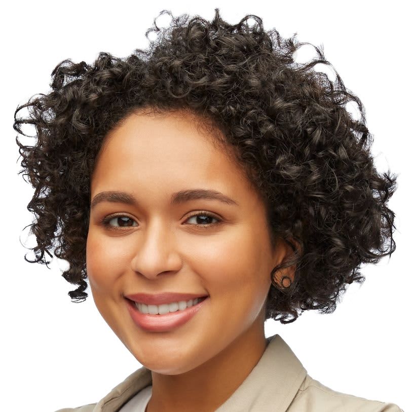 Mulher com cabelo curto cacheado em estilo short bob