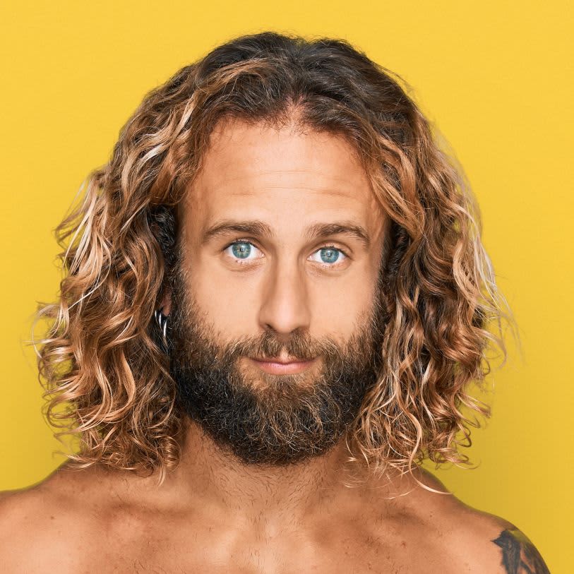 Homem com corte de cabelo Messy Waves