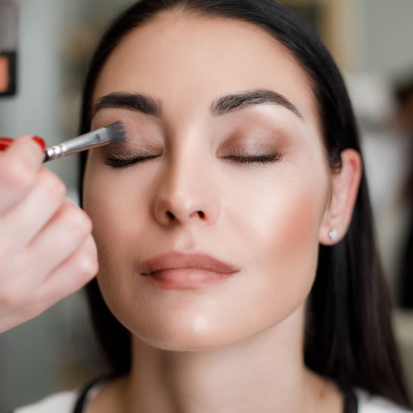 Blush pêssego em maquiagem natural