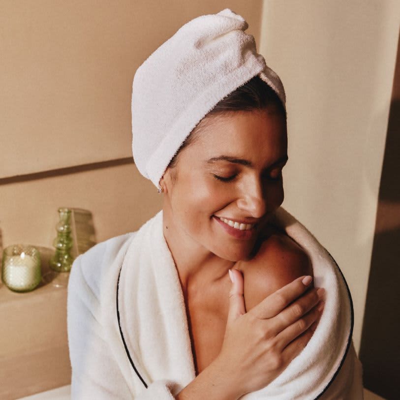 Mulher usando trajes para o banho