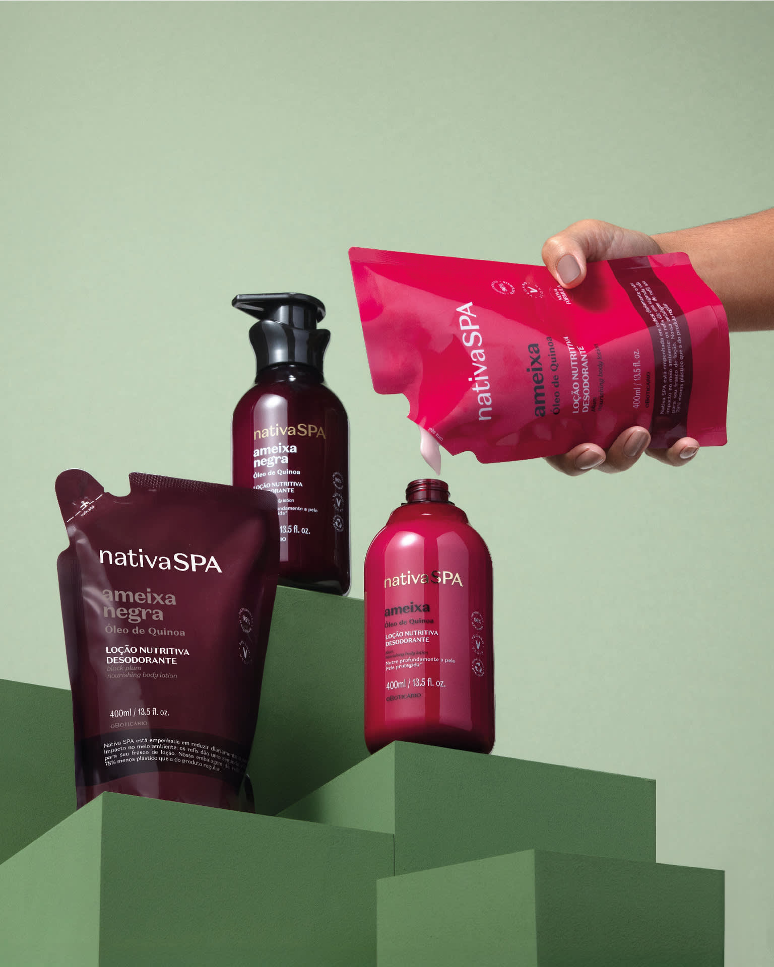 Imagem de duas embalagens convencionais de Nativa Spa Ameixa e Ameixa negra; uma mão branca preenchendo um dos frescos com o refil do hidratante.