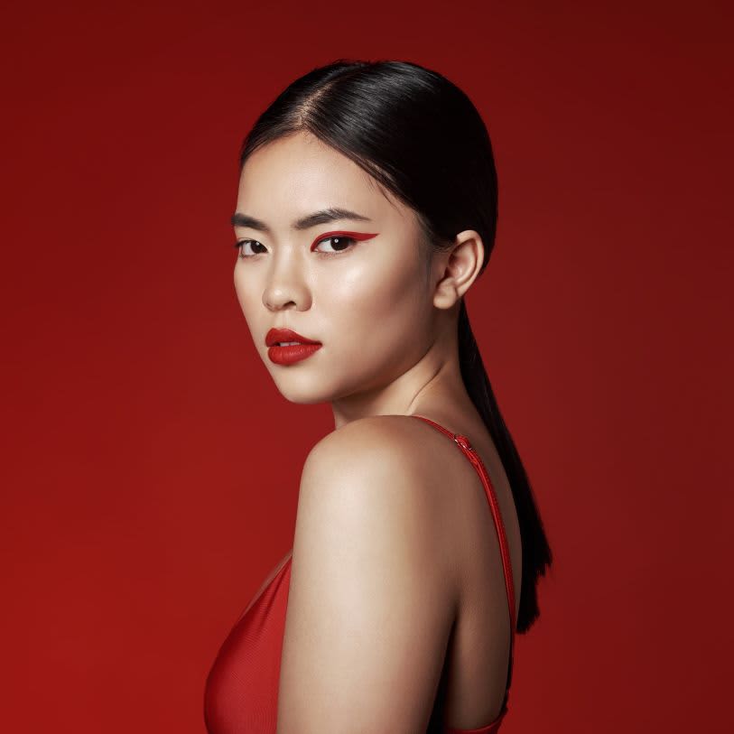 Maquiagem com delineado vermelho