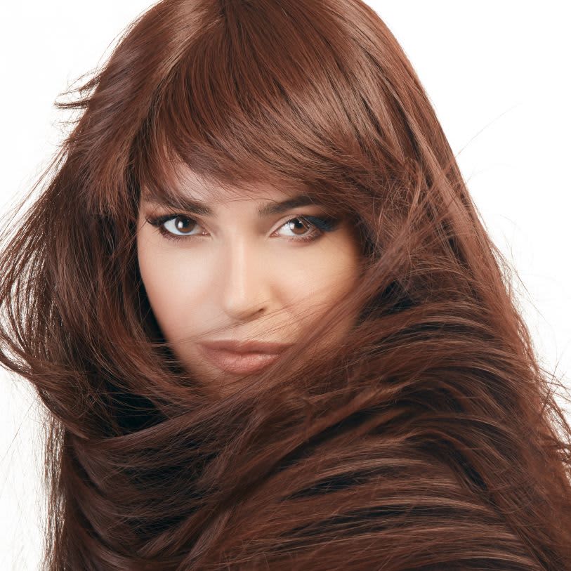 Mulher com cabelo liso de franja na cor chocolate