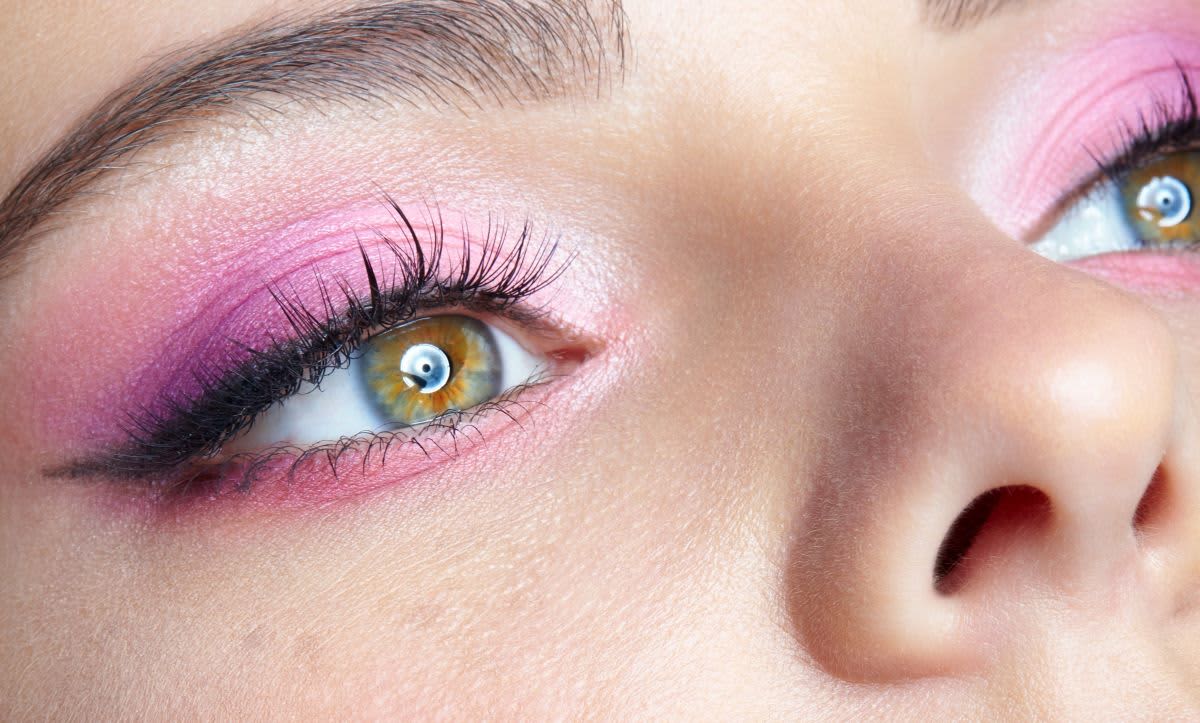 Maquiagem roxa e rosa que ilustra uma combinação análoga de colorimetria na maquiagem
