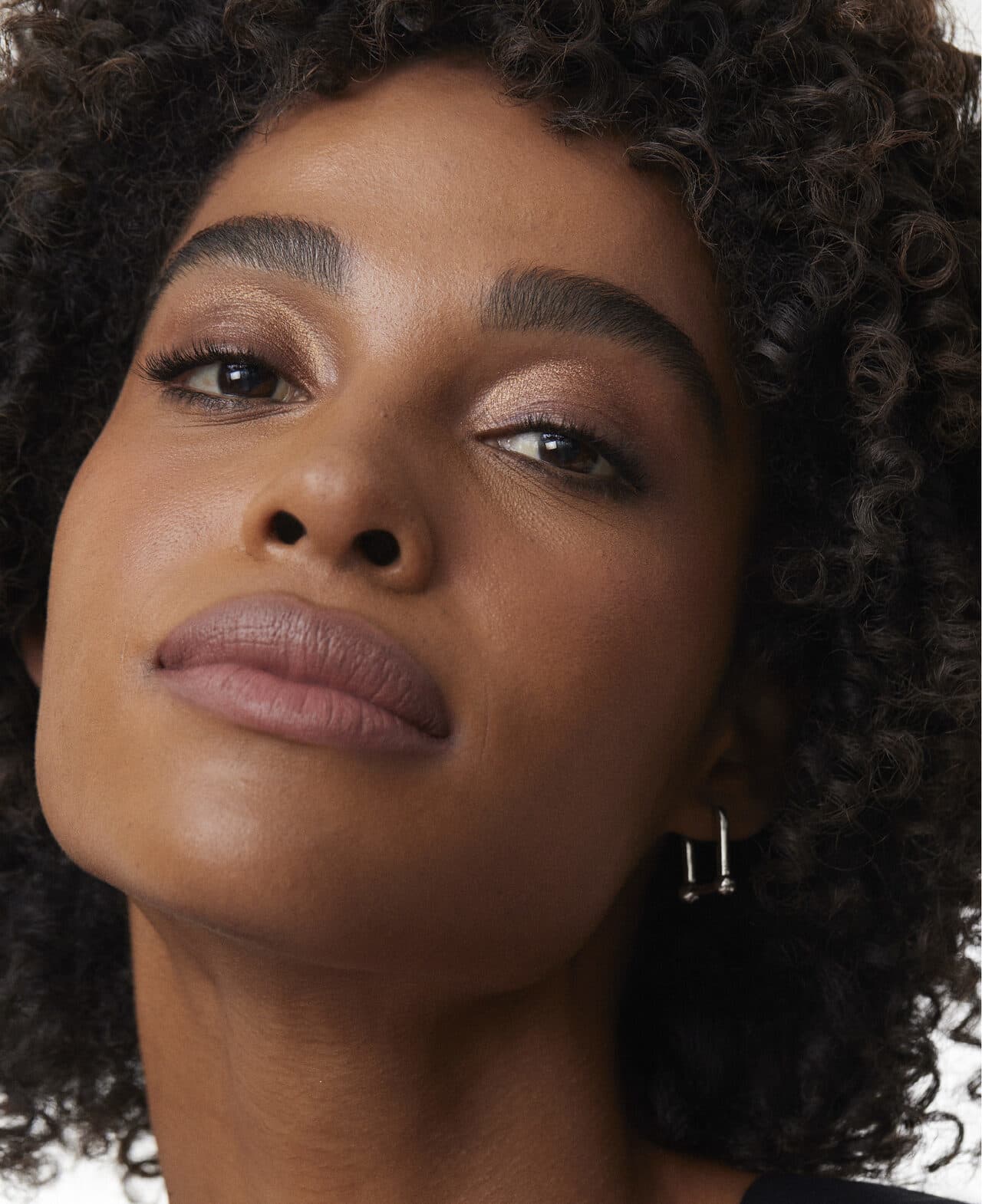 Mulher negra com a pele maquiada