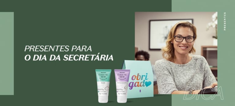 Mulher loira, com óculos em ambiente corporativo. O texto diz "presentes para o Dia da Secretária".