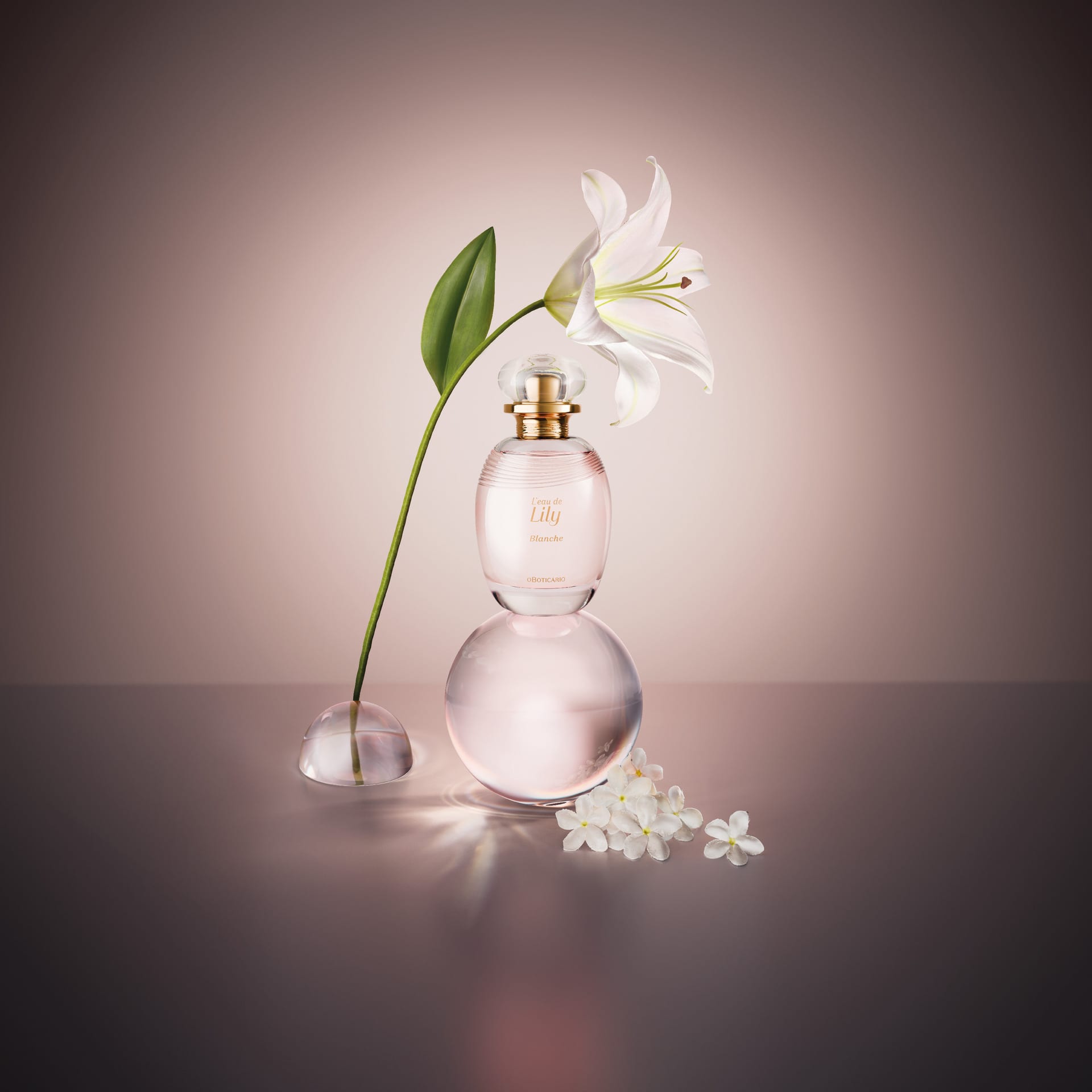 Frasco de L'eau de Lily Blanche ao lado de uma flor.