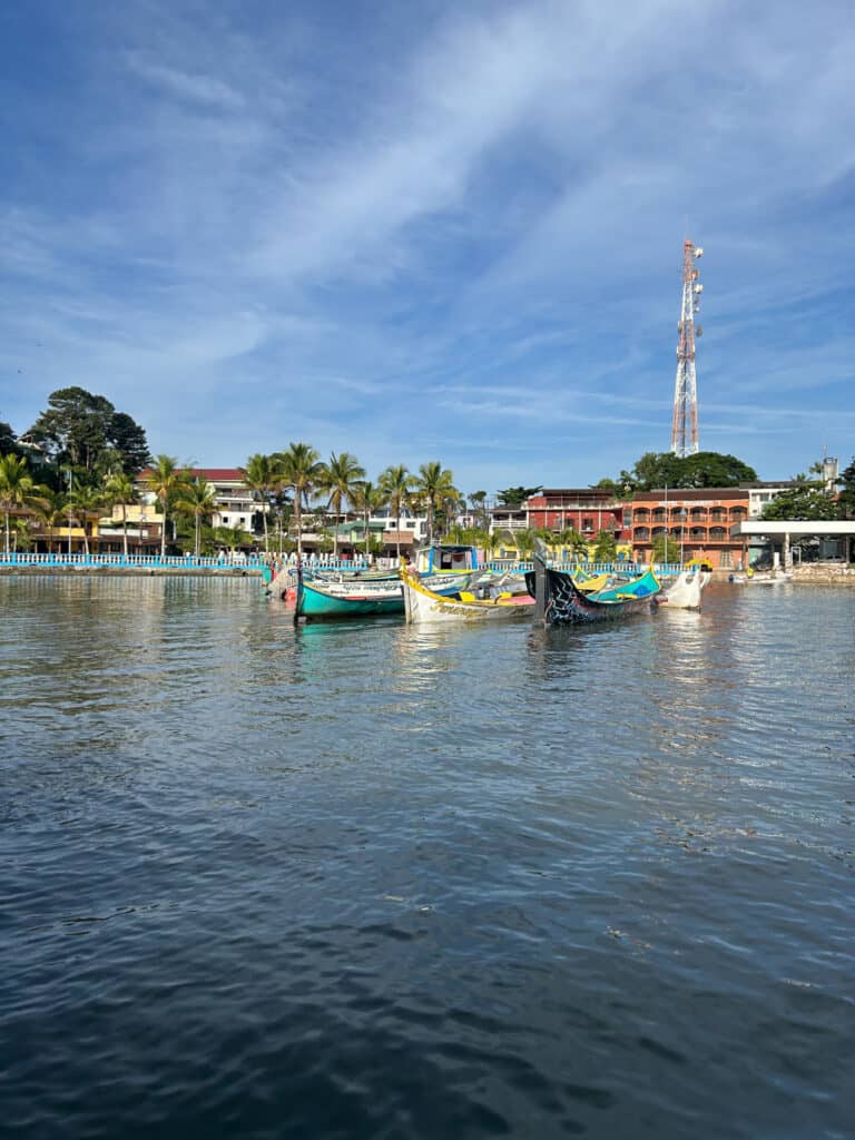 Barcos coloridos na região de Salto Morato