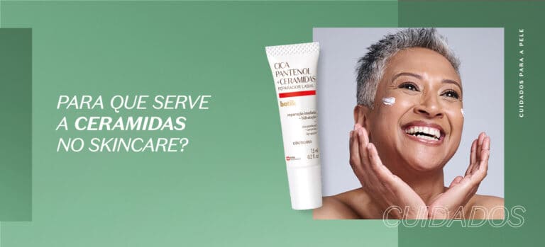 Mulher de cabelos curtos com produto facial no rosto