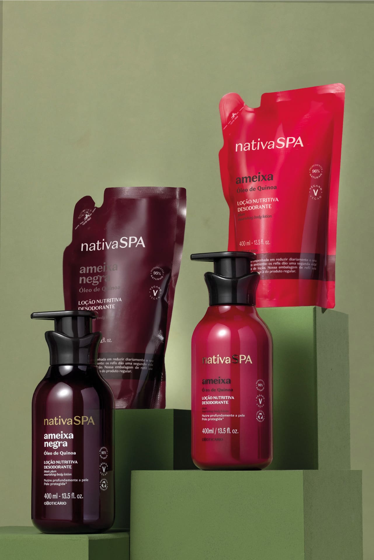 Loções corporais e refis das linhas Nativa SPA Ameixa e Ameixa Negra posicionados em base na cor verde