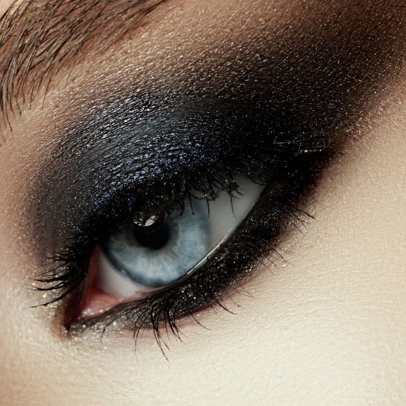Olhos maquiados com sombra preta