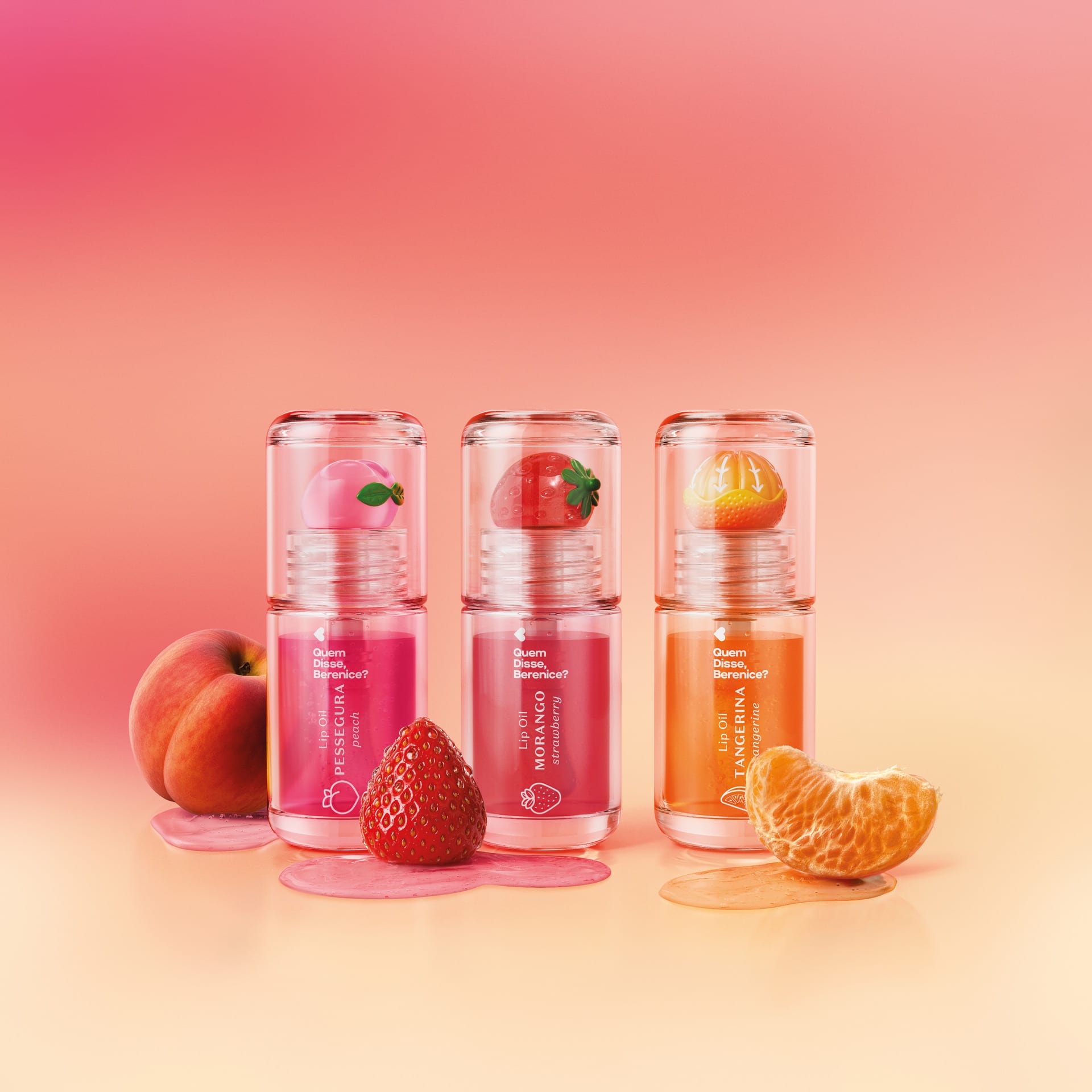 de Lip Oils Pessegura, Morango e Tangerina alinhados sobre uma superfície clara, cercados pelas frutas frescas que inspiraram suas fragrâncias