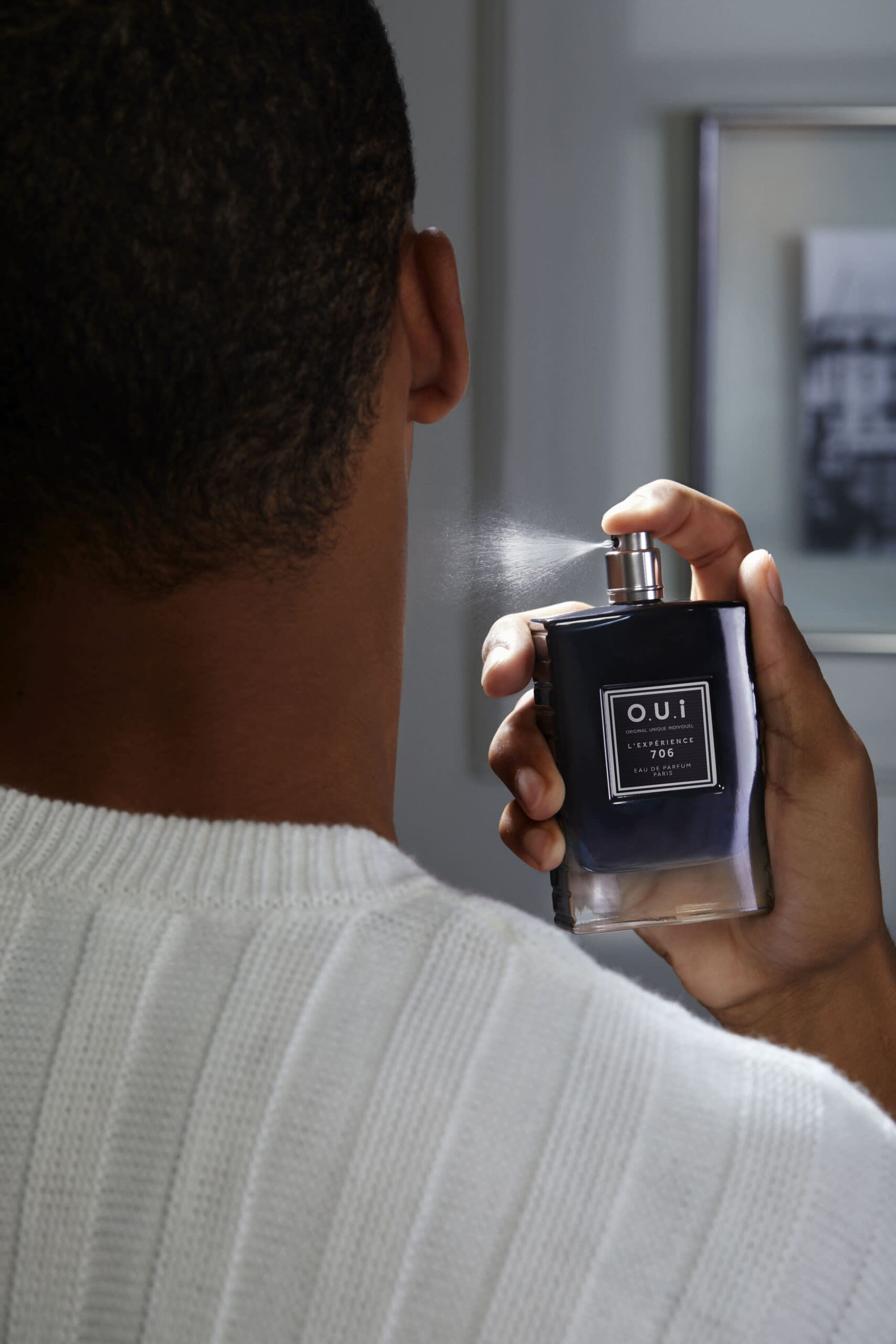 Imagem de homem aplicando a fragrância O.U.i L’Expérience 706 na pele 