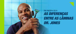 Homem careca segurando Lâminas Dr. Jones