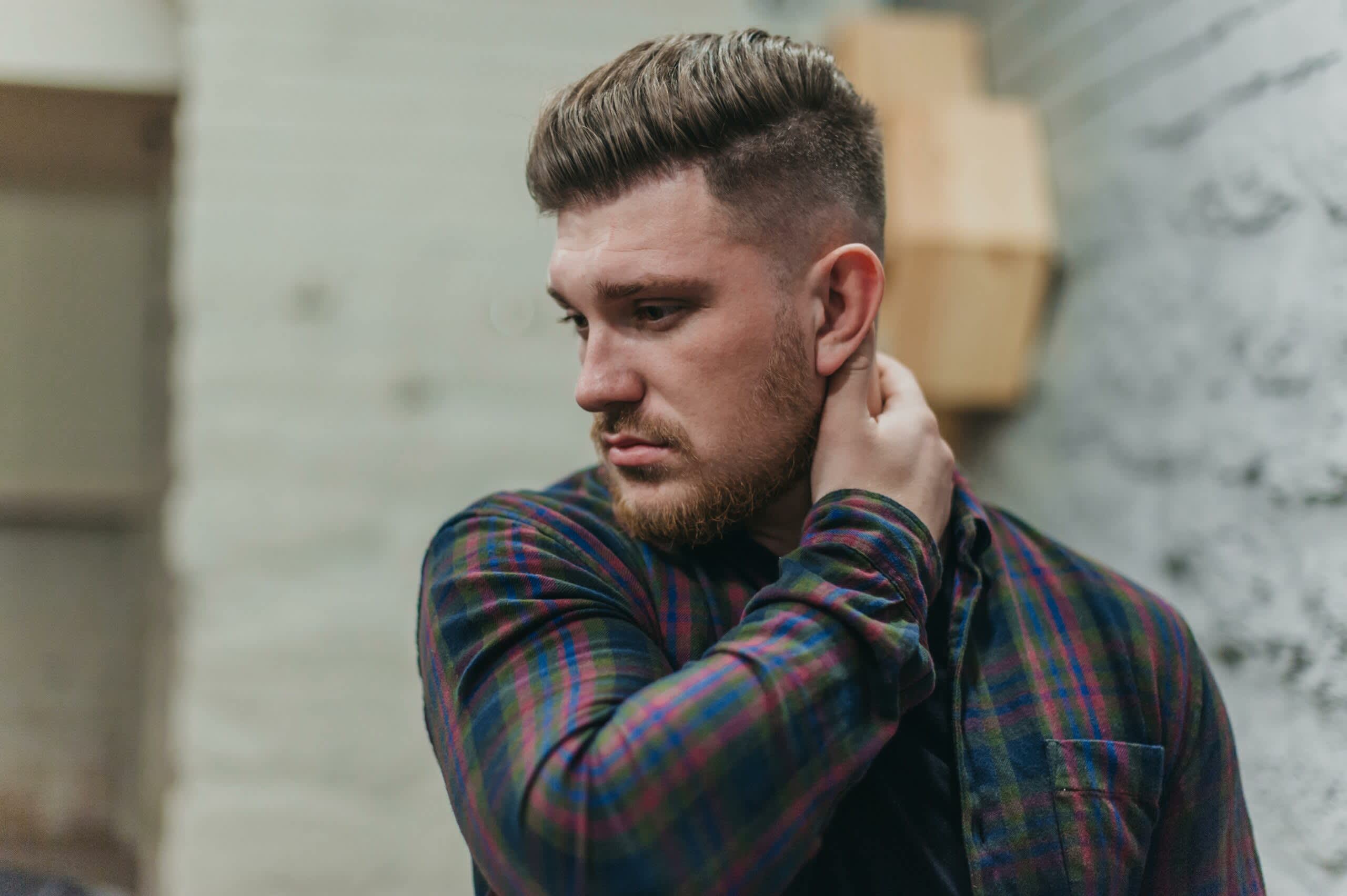 Perfil de um homem branco, loiro com a barba rala