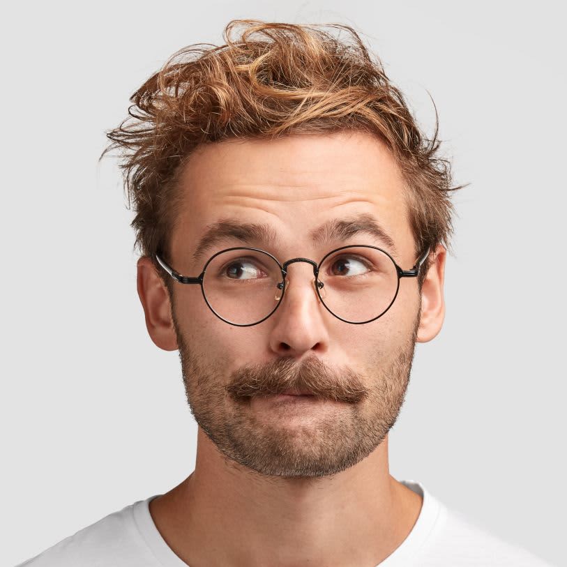 Homem com cabelo loiro usando óculos e barbigode