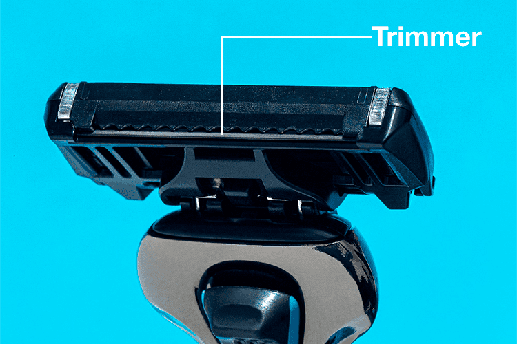 Foto em destaque da 'cabeça' (recarga) do The Razor4, mostrando o Trimmer (lâmina extra no topo).