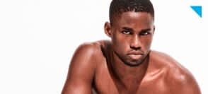 Em fundo branco, foto de jovem preto, sem camisa, olhando para a câmera, com rosto em destaque.