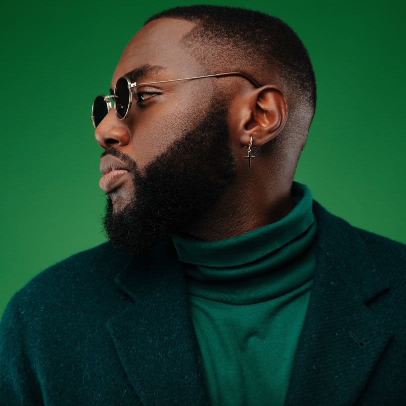 Homem com cabelo curto e uma barba bem desenhada