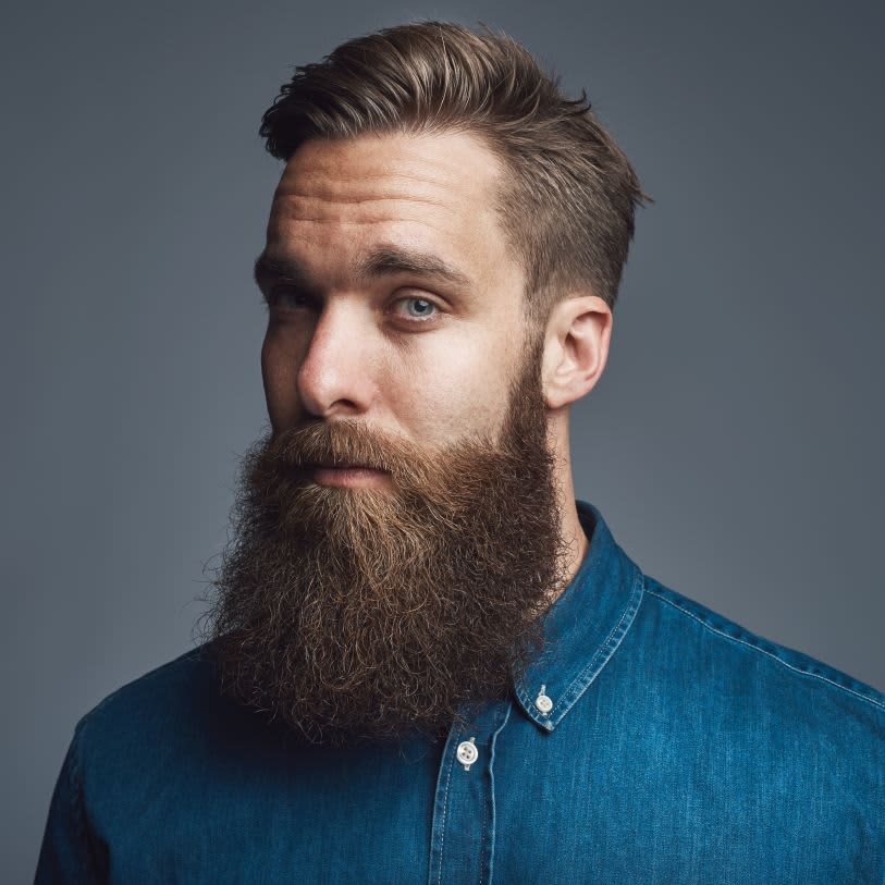 Homem com cabelo curto e barba longa