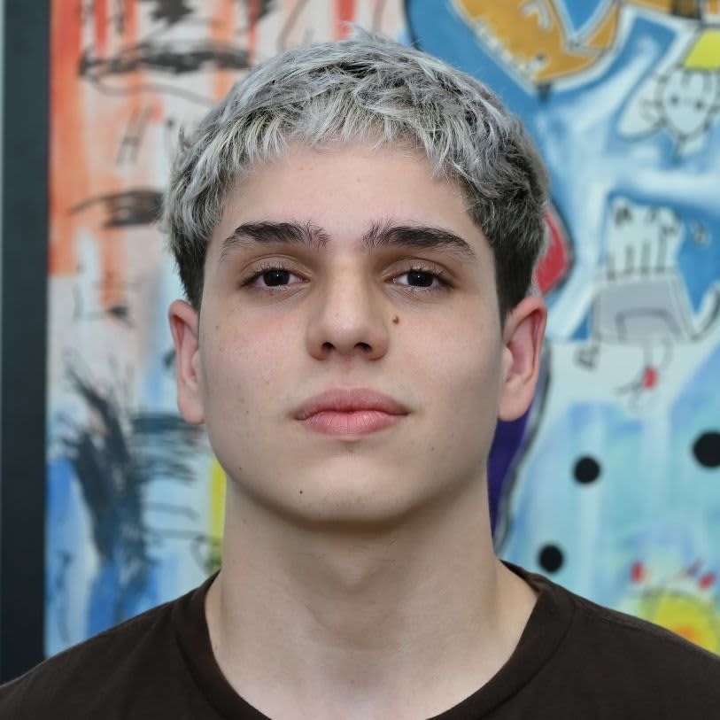 Cabelo com mechas platinadas