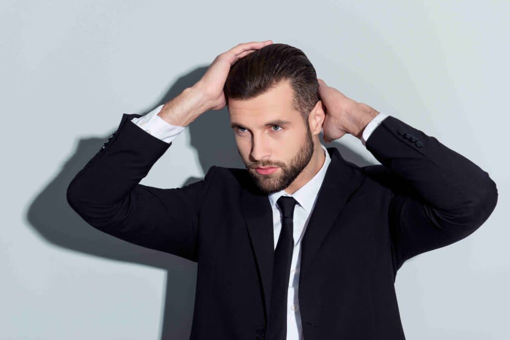 Homem com corte de cabelo italiano masculino slick back