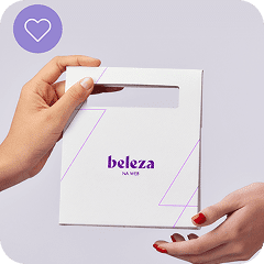Mãos segurando uma embalagem de presente, simbolizando o pedido finalizado.