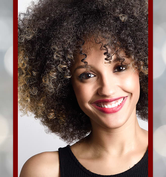 Foto de retrato de cabelo cacheado masculino infantil espanhol