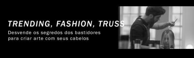 Banner em preto e branco mostrando um cabeleireiro trabalhando com uma tesoura e segurando mechas de cabelo. Texto: "Trending, Fashion, Truss".