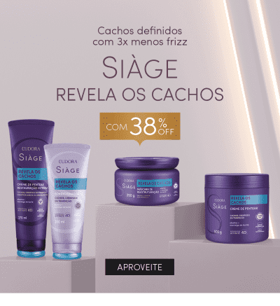 O banner apresentaprodutos da marca Siage, que promete definir os cachos com 3x menos frizz. A imagem mostra diversos itens da linha, como creme de pentear, condicionador e máscara capilar, em uma composição com iluminação e fundo neutro.