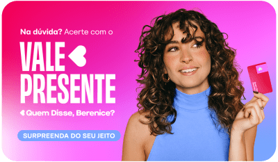 Mulher sorrindo com cabelo cacheado segurando um Vale-Presente da Quem Disse, Berenice? sobre fundo rosa.