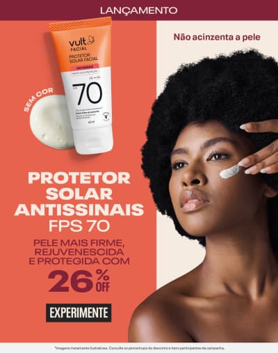 Uma mulher com cabelos crespos aplicando protetor no rosto. Pele mais firme e rejuvenescida e protegida com 26% OFF.