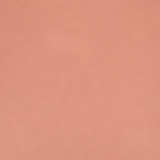 Blush compacto em embalagem redonda preta com tampa transparente.