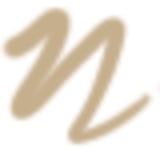 A imagem mostra um lápis de olho nude com embalagem rosa com detalhes dourados na base. Embalagem alongada com o nome da linha Killer Liner está impresso ao longo do corpo do lápis.