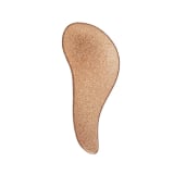 A imagem mostra a escova de pentear em formato anatômico curvado e com uma cor brilhante estilo glitter dourado.