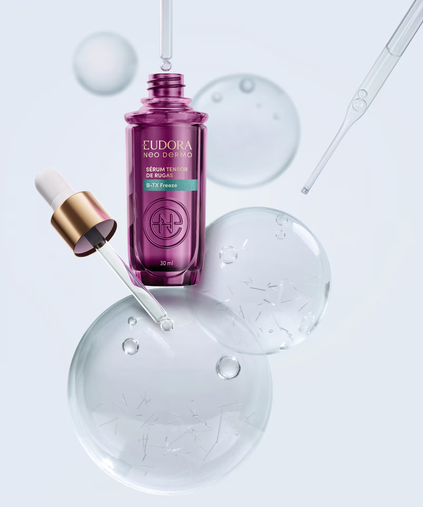 Frasco de vidro roxo do Sérum Tensor de Rugas B-TX Freeze (Eudora Neo Dermo) rodeado por conta-gotas e bolhas d'água transparentes sobre fundo azul-claro suave.