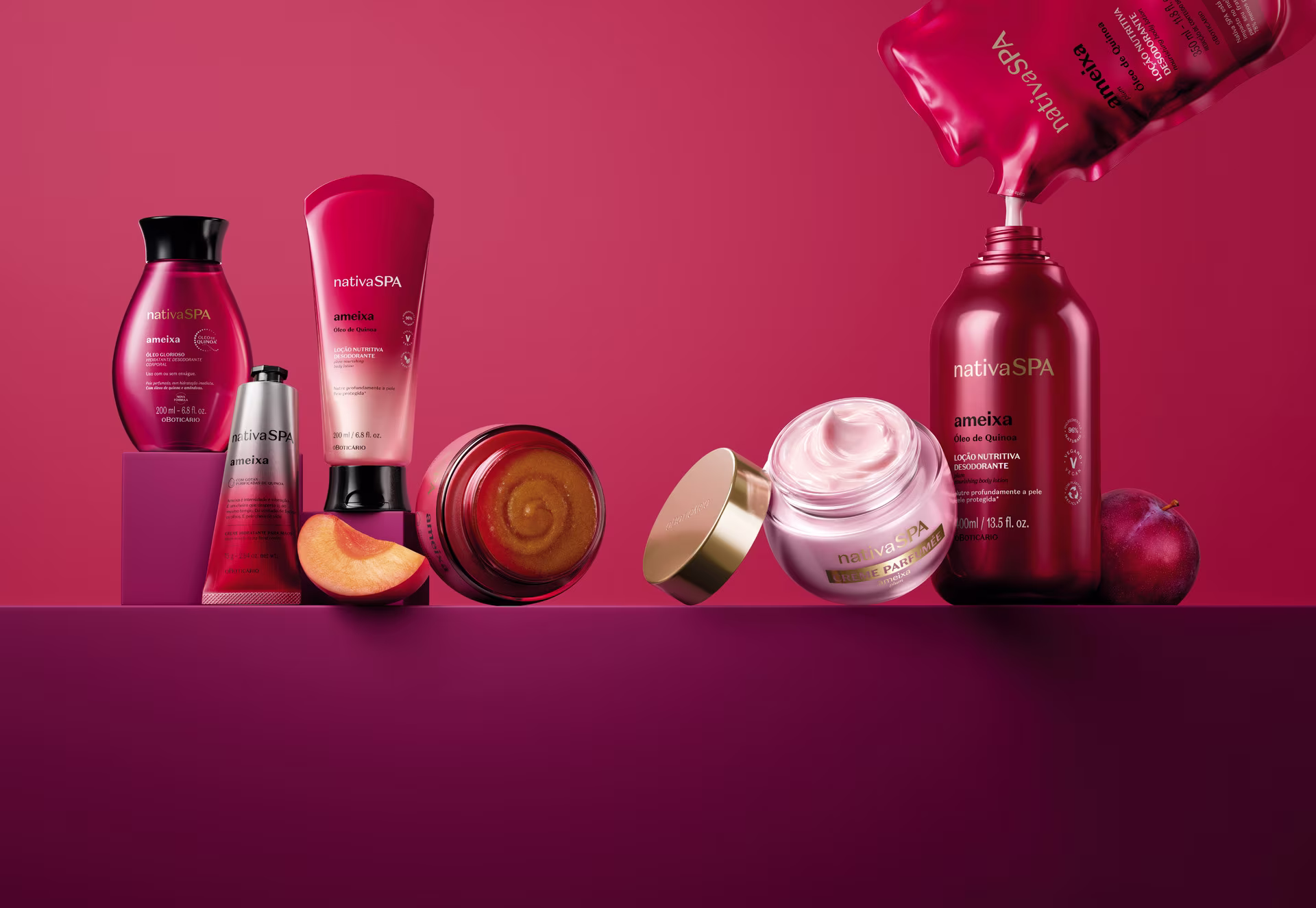 Linha de produtos Nativa SPA Ameixa disposta sobre fundo rosa vibrante, com destaque para a recarga de loção hidratante sendo despejada no frasco.