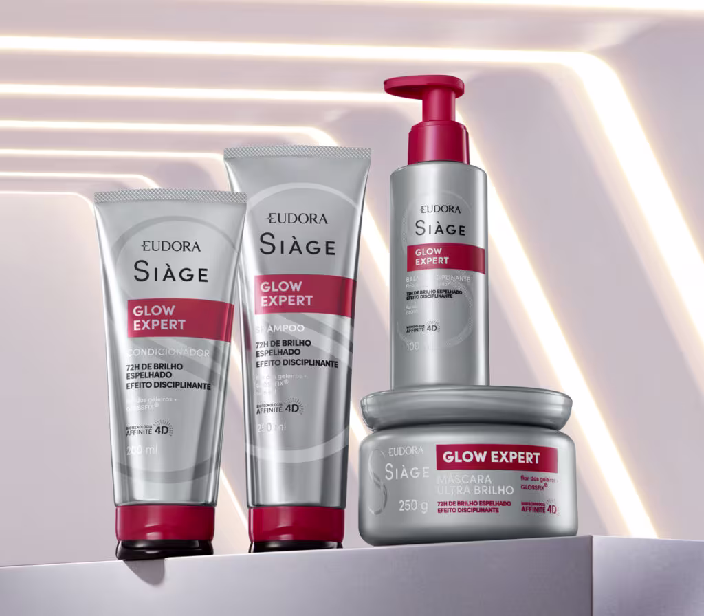 Shampoo, condicionador, máscara capilar e leave in de Siàge Glow Expert em um pódio