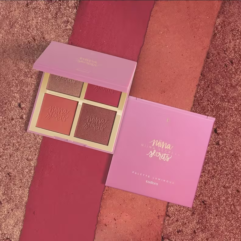 duas paletas luminous, uma aberta e outra fechada com as cores e texturas dos tons no fundo.
