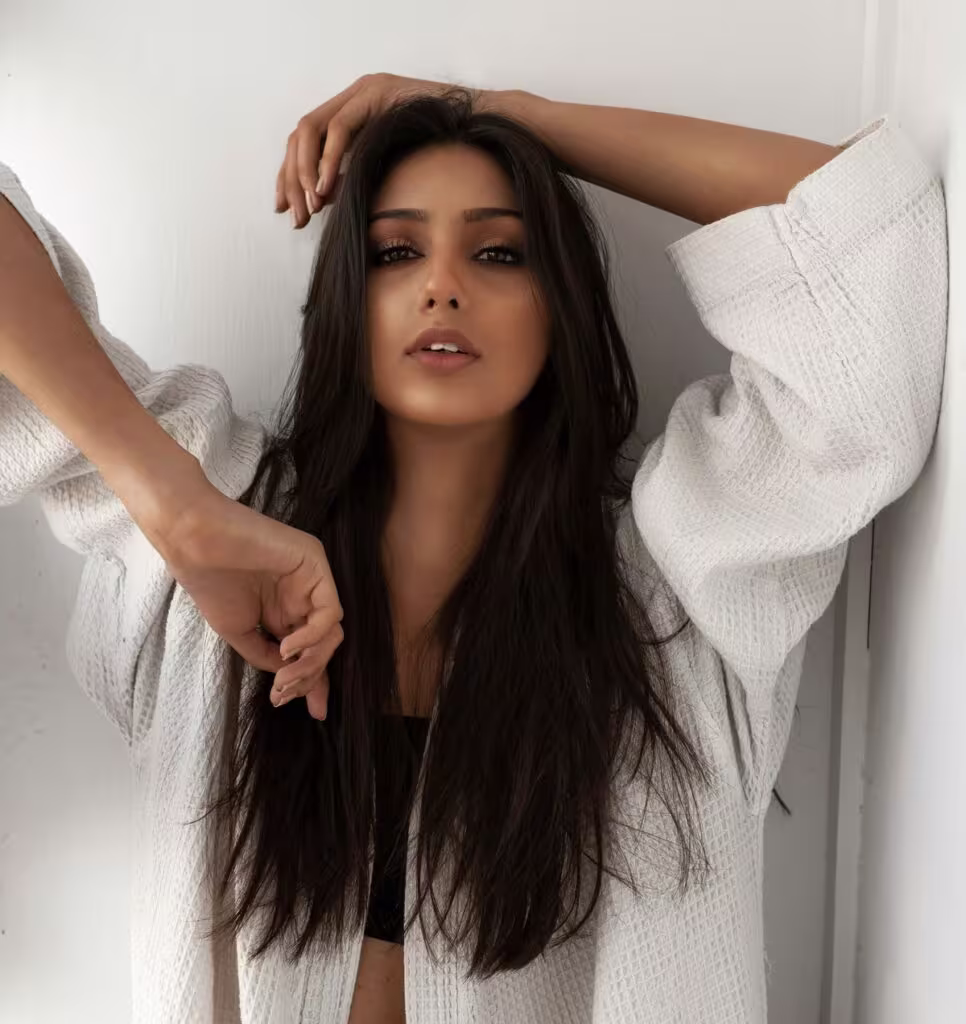 Mulher de cabelo castanho liso e longo com blusa branca