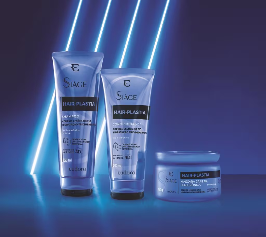 Embalagens de shampoo, condicionador e máscara capilar de Eudora Siàge Hair-Plastia em um fundo azul com 3 luzes de led atrás.